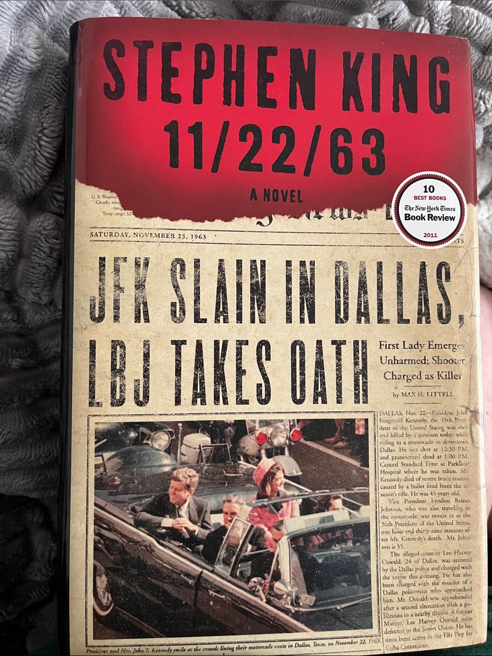 Stephen King 11/22/63 Paperback Novel - Red and Tan